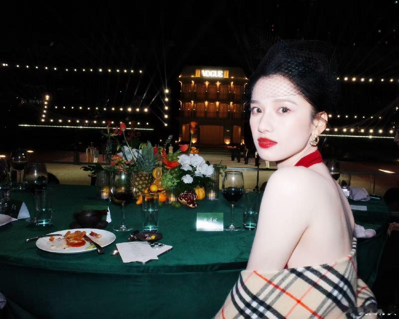 红唇露背，杀我杀的很彻底 