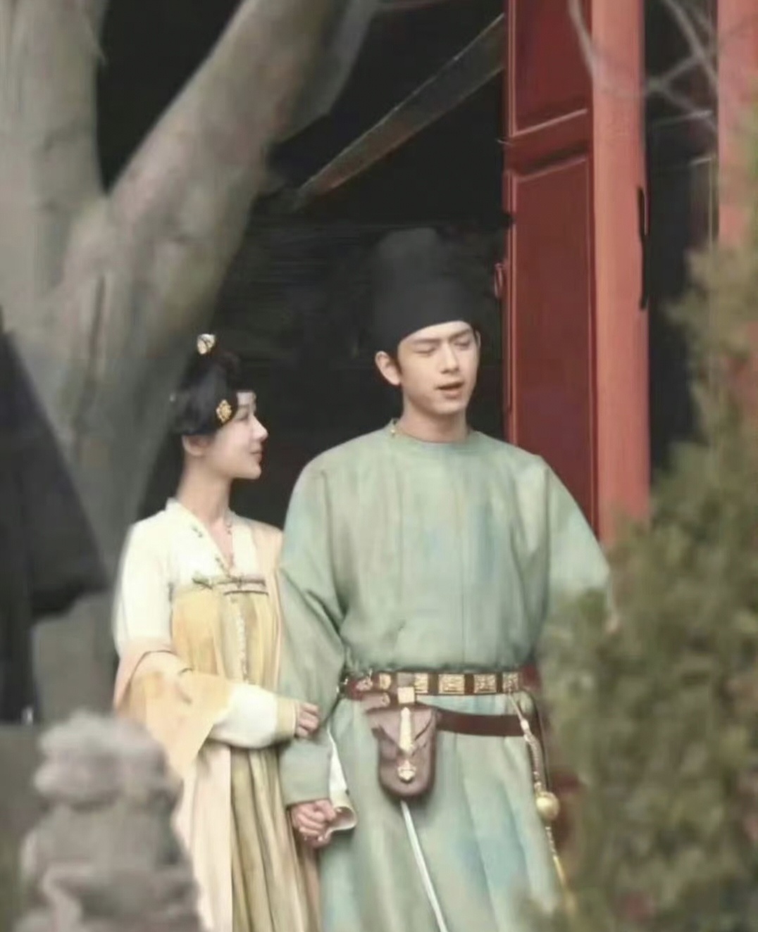 #杨紫李现牵手同框路透# 好甜哪[送花花]是谁又在屏幕前姨母笑我不说🙊这一幕的