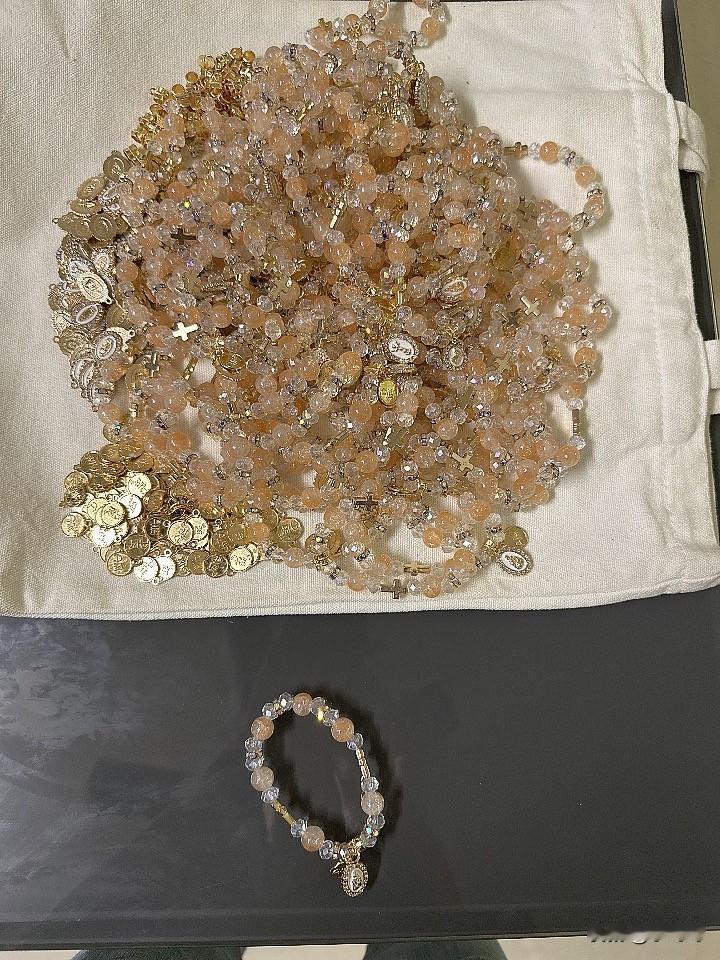 又接来了手工活了。31个小部件组成的手工活，完成一个8分钱。每小时可以做20个，