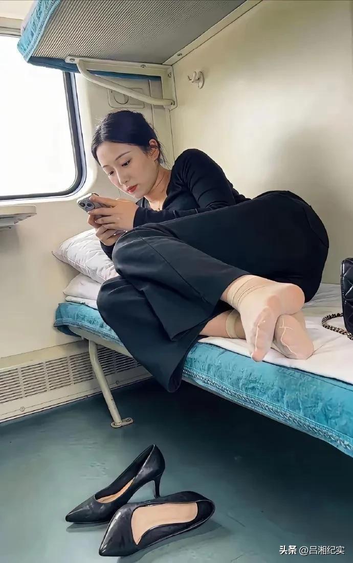 出差累一天了，脚有点臭[黑脸]