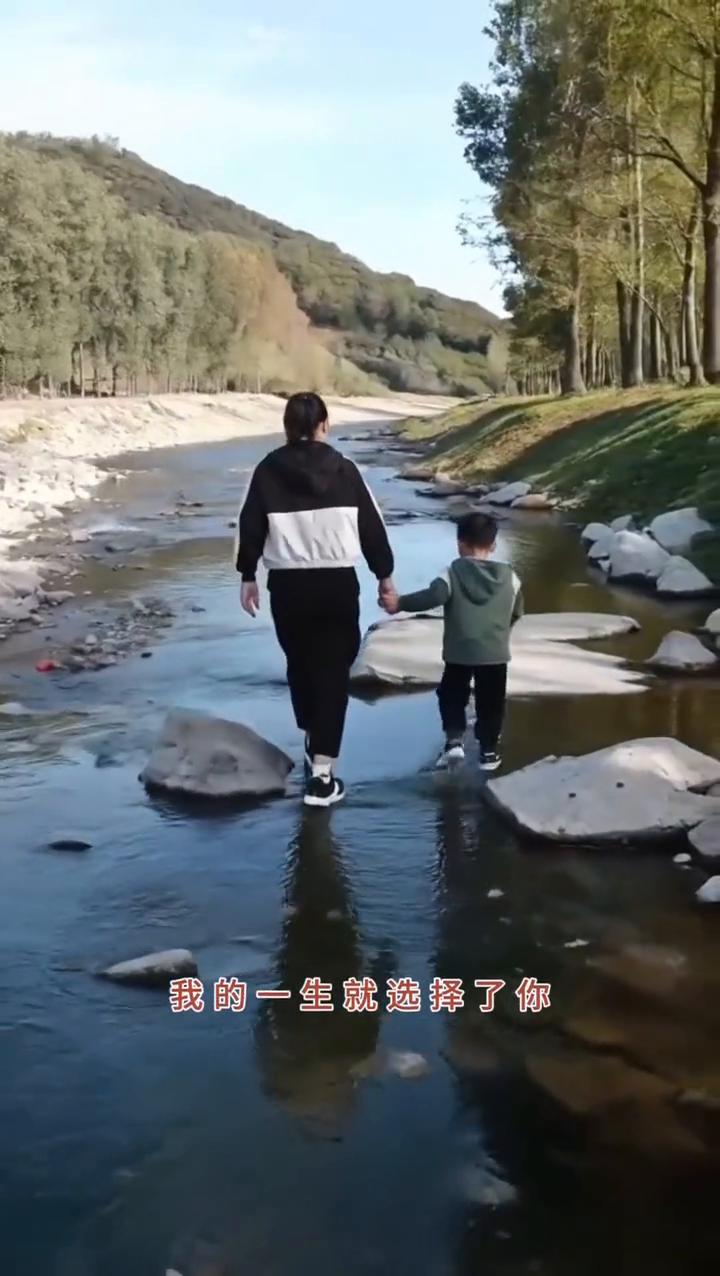 一切等待不再是等待，我的一生就选择了你，遇上你是我的缘，守望你是我的歌，亲爱的亲