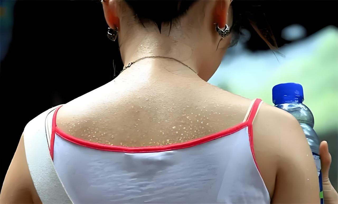 人体的散热器—汗腺
       夏日炎炎，出汗是常态。不少人抱怨出门没多远就汗