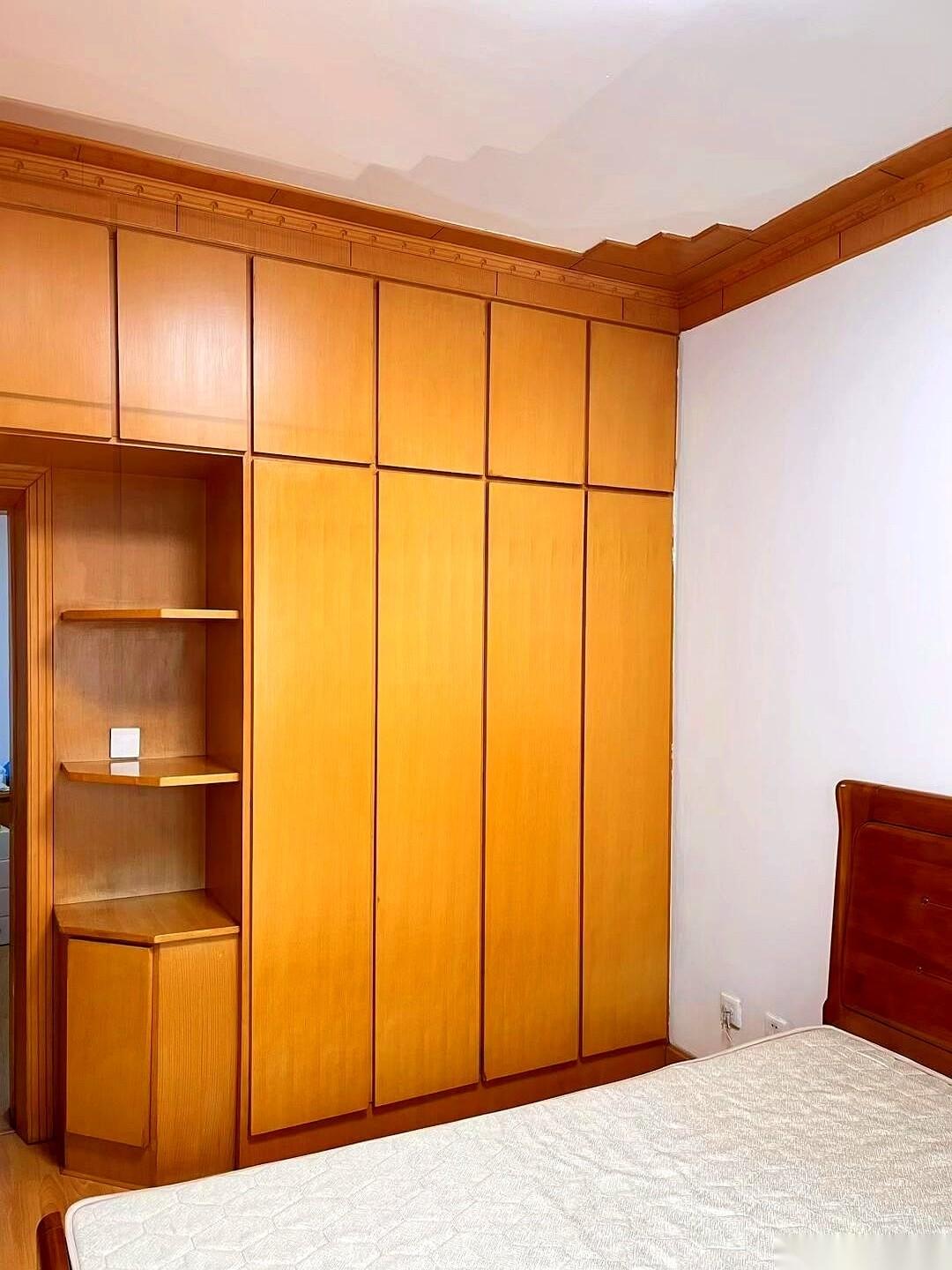 河南一个哥们儿，为了孩子上学，咬牙买了套98平米的老破小。
一进门，那股老旧木头