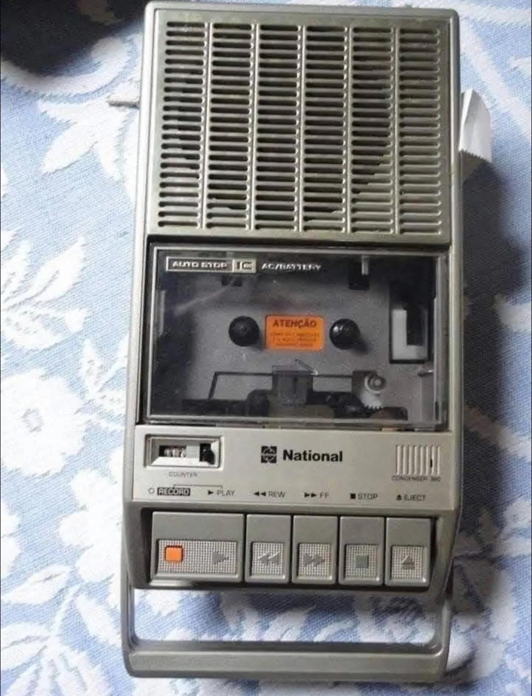 当年曾经倾其所有购买的家电，如今成了废物一个，扔掉还有点不舍得！