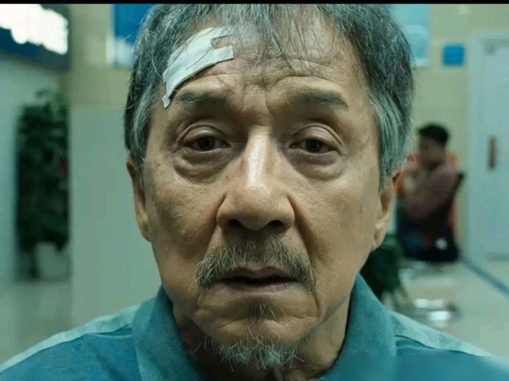 别再心疼成龙了。71岁自曝ADHD，你以为是英雄迟暮的坦白？我告诉你，这是他打出