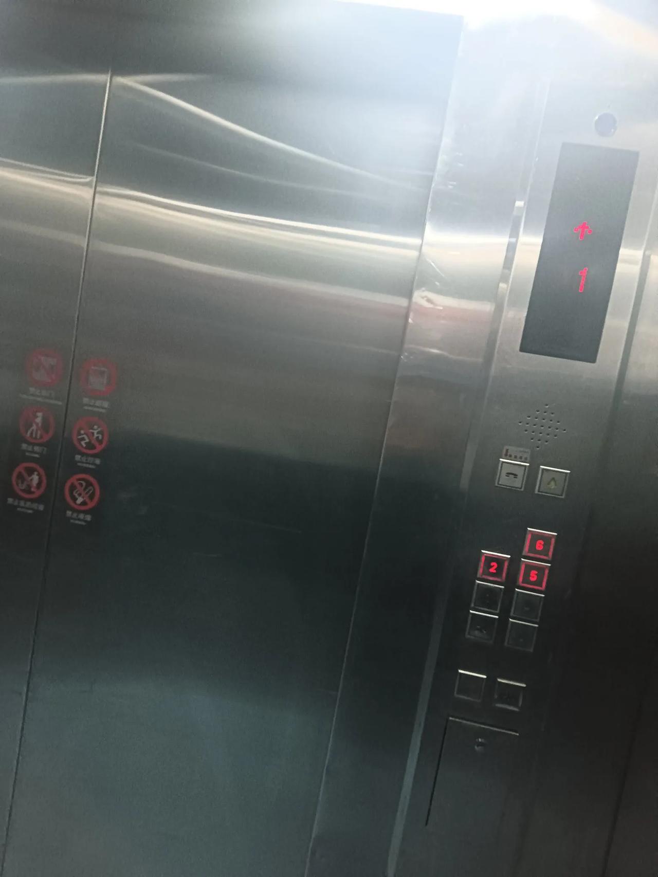 一个人被困电梯里半小时是什么样的感受？昨天送餐我就遇到了…

下午非常高兴接了3