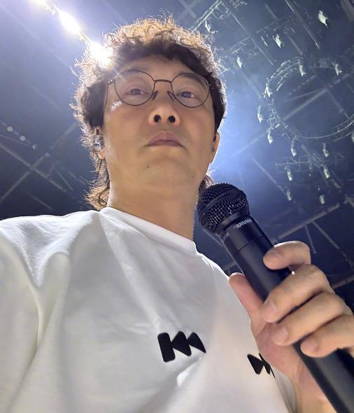 故宫偶遇陈奕迅 陈奕迅到故宫游玩被网友遇到，还给大叔拍了照。羡慕遇到大叔的网友！