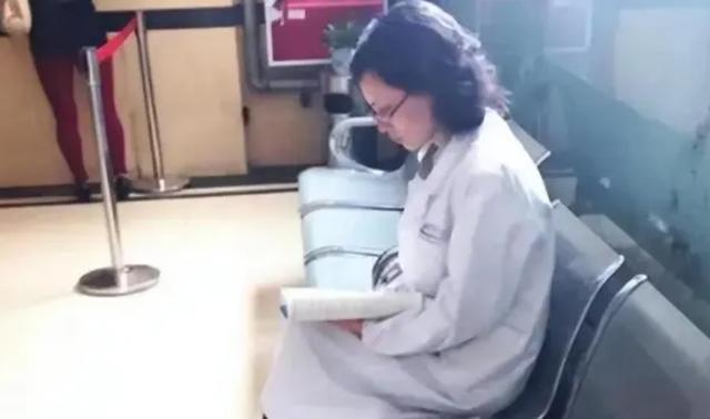 2009年，女医生拿着病人检查资料，冲到领导面前：一切正常，用不着开刀。谁料，领