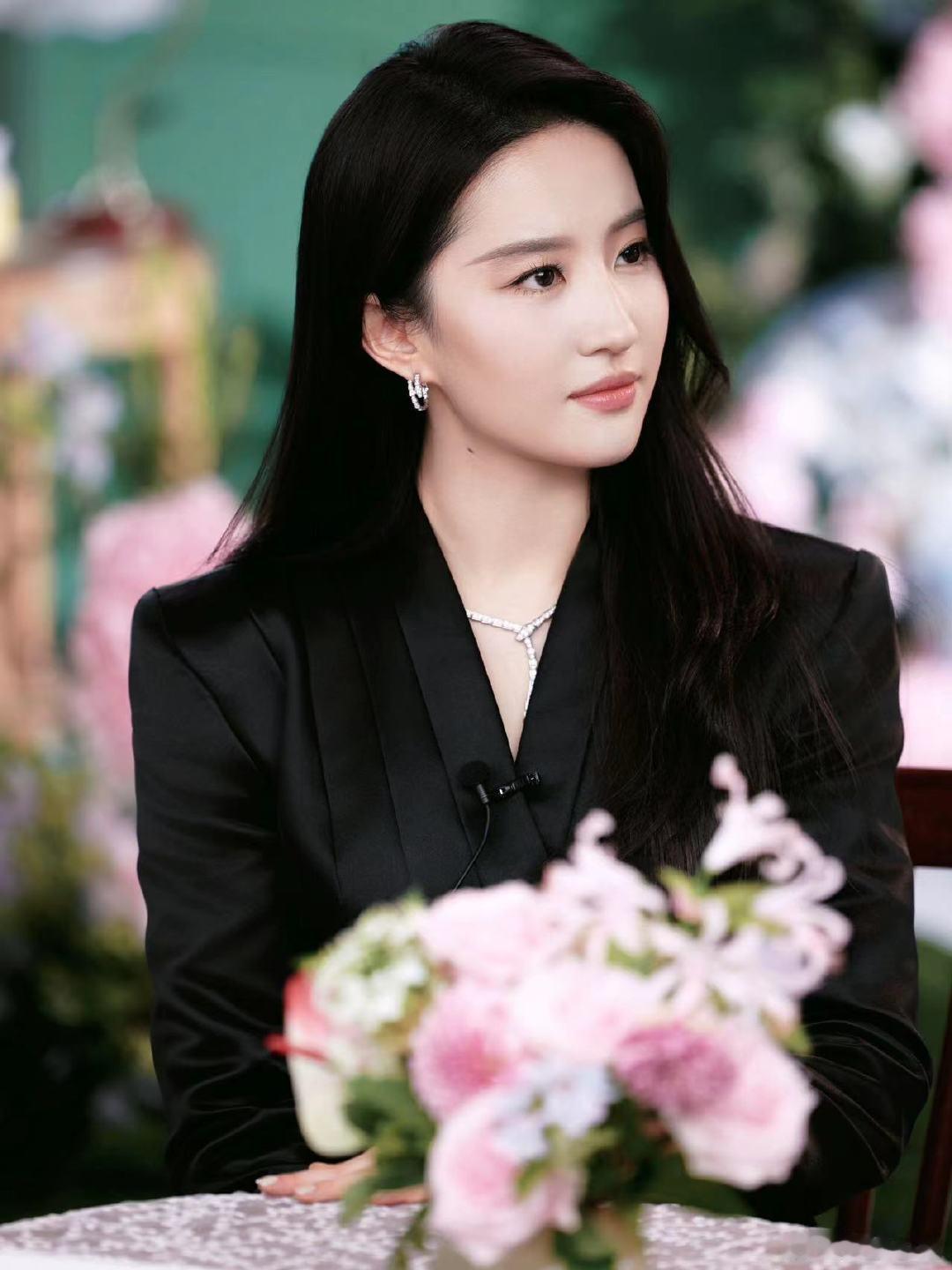 #刘亦菲直播插花#镜头下的刘亦菲，不仅颜值爆表，更以她独特的艺术感知力，优雅而又