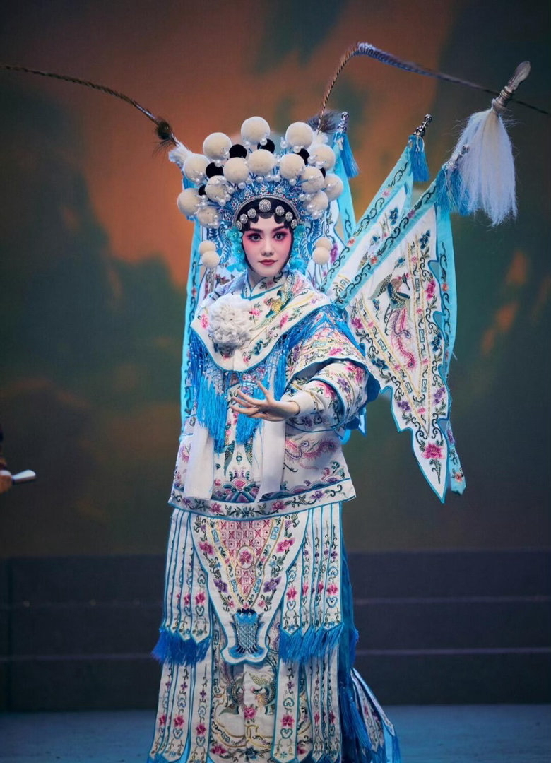 忆秦娥女版许三多还有他俩背后都有很多贵人提携 这点很关键电视剧主角