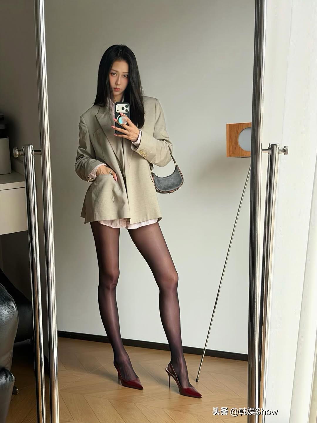 优雅职场风穿搭，米色西装外套+红色高跟鞋，自信满满！时尚女生的穿搭 美女穿搭造型