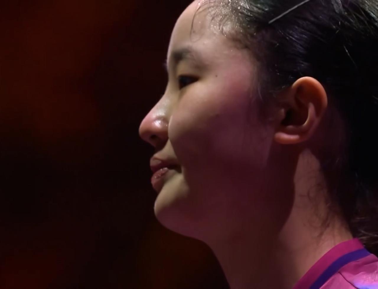 张本宇喊暂停的时候，张本美和感觉都快要哭了，眼泪已经在眼眶里打转了，用手装作擦汗