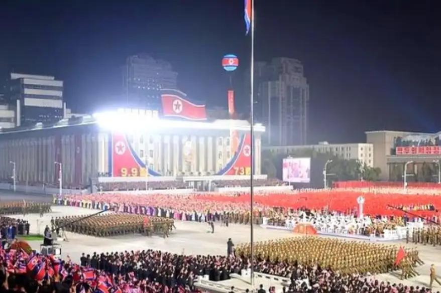 朝鲜为什么选择在夜晚举行阅兵仪式？这个问题似乎简单，却隐藏着深刻的战略意图和人性