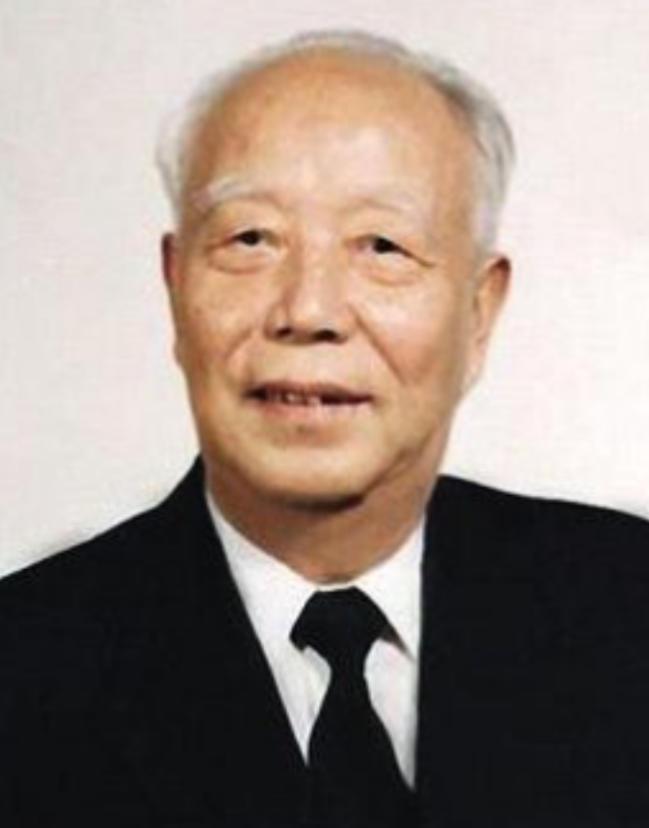 1977年，万里本来要去湖北上任，可临走前，邓小平同志发话了，他对华国锋同志提议