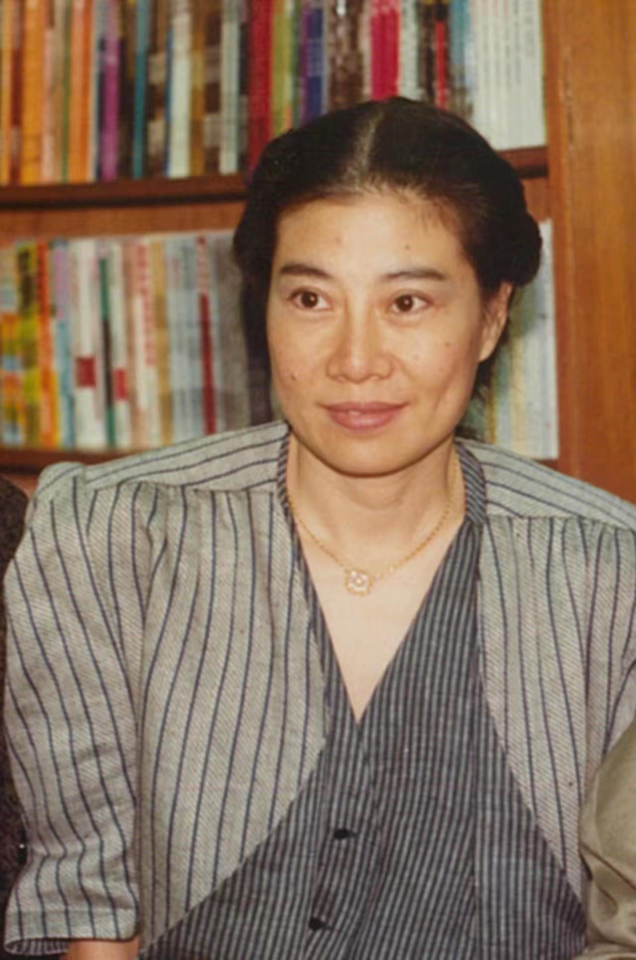 1971年，香港女作家亦舒，听见老公岳华提到他的前女友郑佩佩三个字时，拿起剪刀直