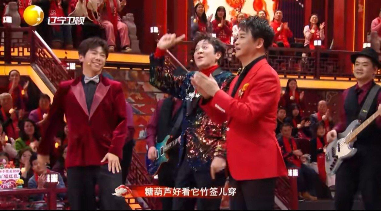 胡海泉蔡国庆在辽宁春晚弹吉他，这波联动太暖了！胡海泉蔡国庆弹吉他送祝福梦幻联动辽