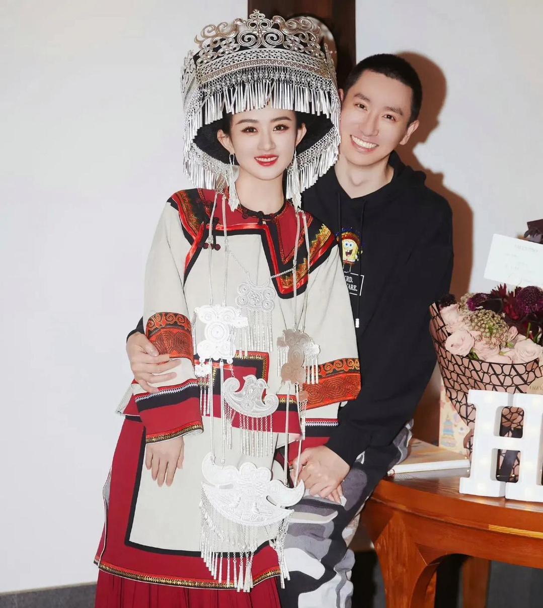 赵丽颖的衣靠，造型师鲨姐。网友评说太亲密，其实闺蜜懂不懂？你跟你闺蜜在一起，隔一