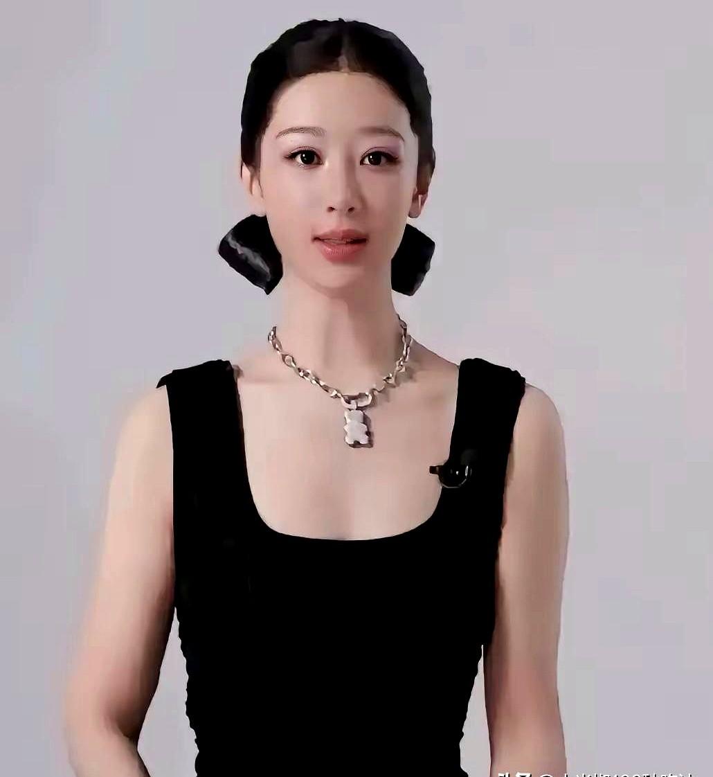 杨紫这回的妆造，咋还左右不对称？

说的就是2025年底那个影视盛典，好多人都在