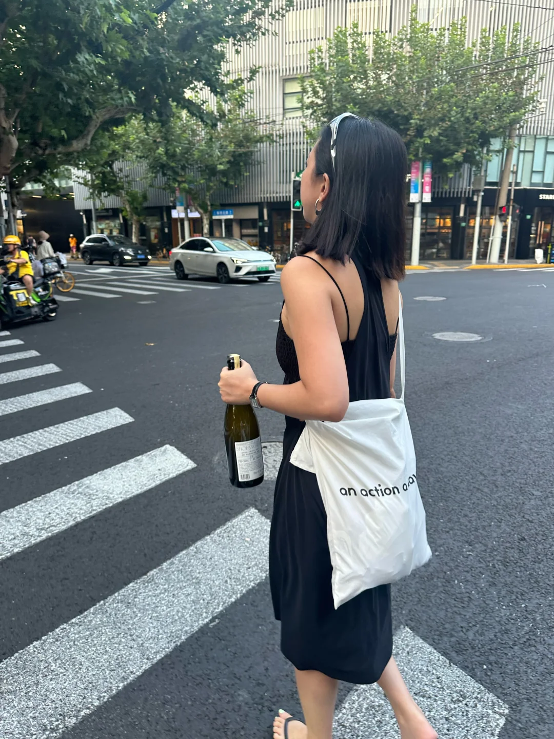 不做走路带风的女人，争做带酒的女人！