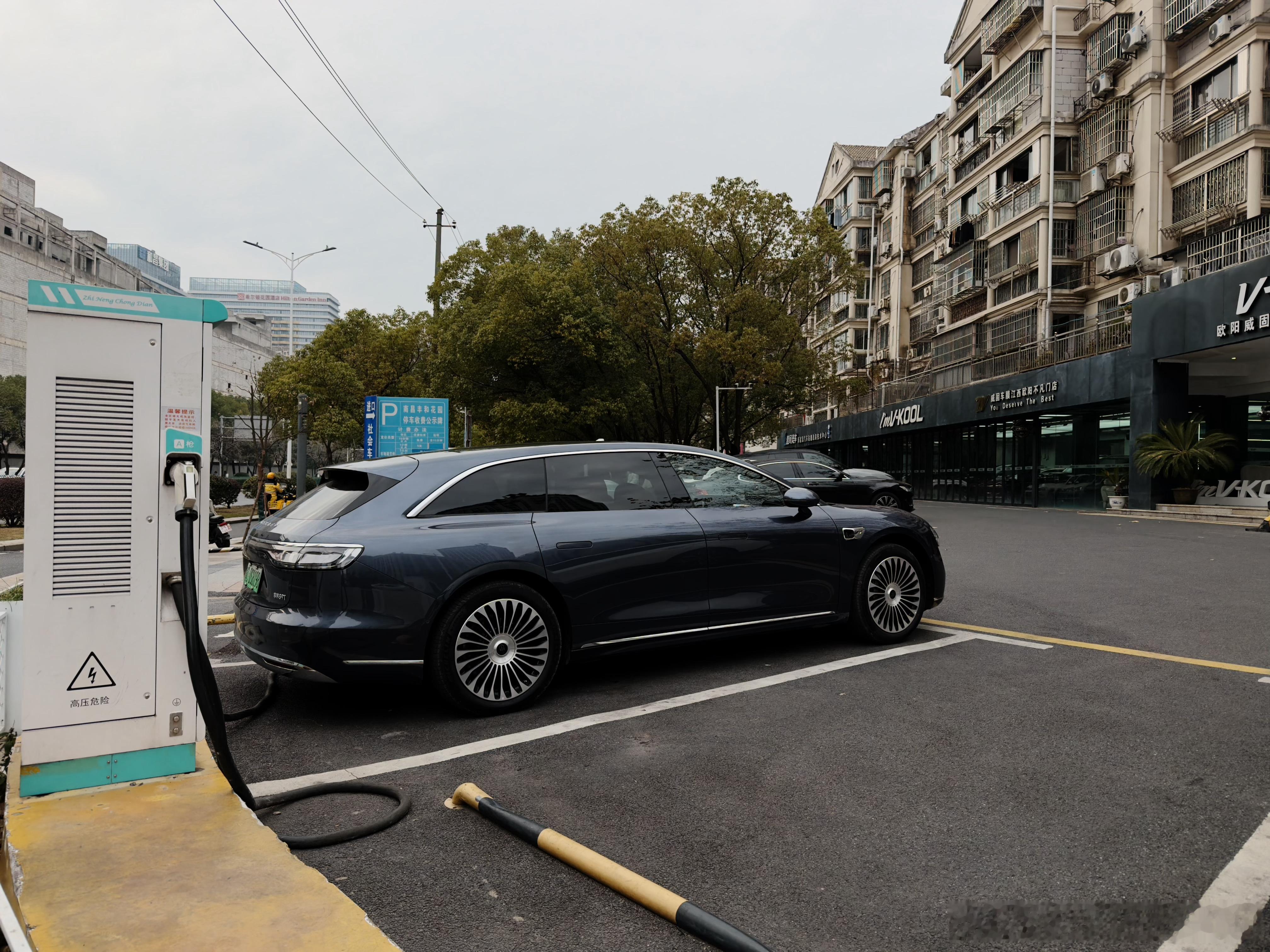 华为这个智驾系统有一点做的挺好，就是它会在仪表盘显示下一步的操作要干什么，告知你