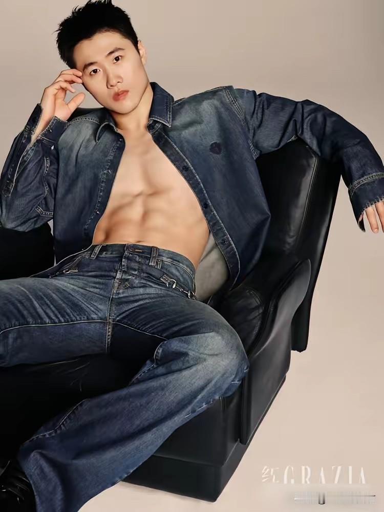 冬奥冠军夫妻徐梦桃和王心迪拍杂志照，王心迪的肌肉被展示得不错，但标志性的虎牙被P