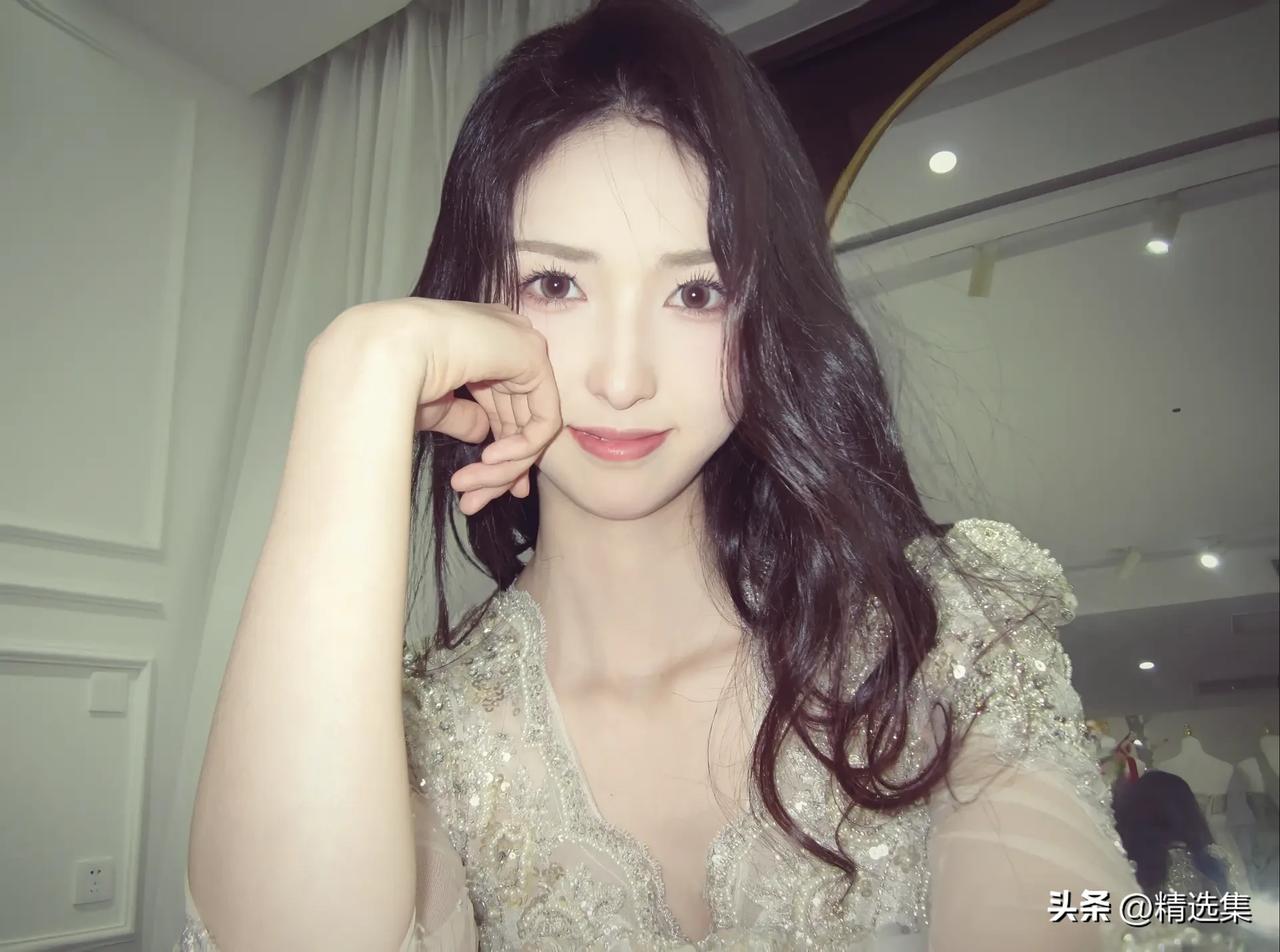 优雅自拍，闪耀礼服，美不胜收！