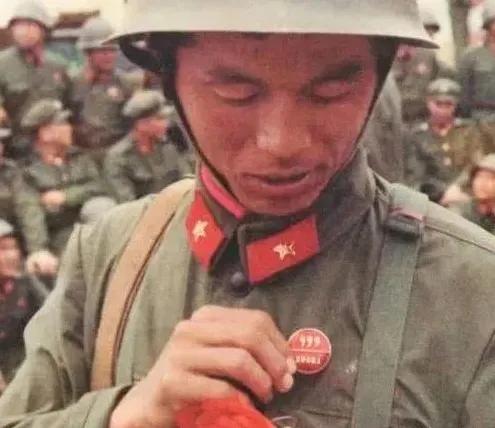 在1986年的老山战役中，一位勇敢的战士邢志强在生死交织的战场上展现了他的决心和