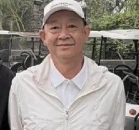 王志文打高尔夫老了不少，身材发福走样，竟然有明显的大肚腩，一点都不像是经常打高尔