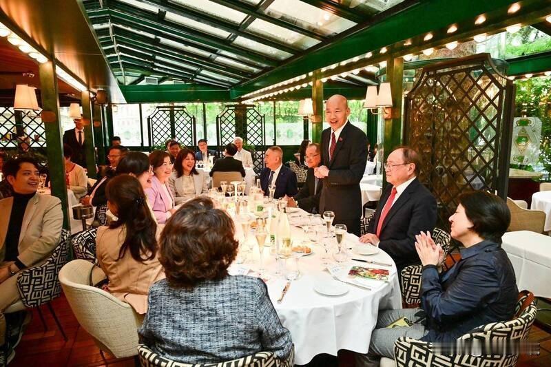韩国瑜抵法出席侨宴 喊出"眼中无蓝绿白 心中只有台湾情"。

立法院长韩国瑜10
