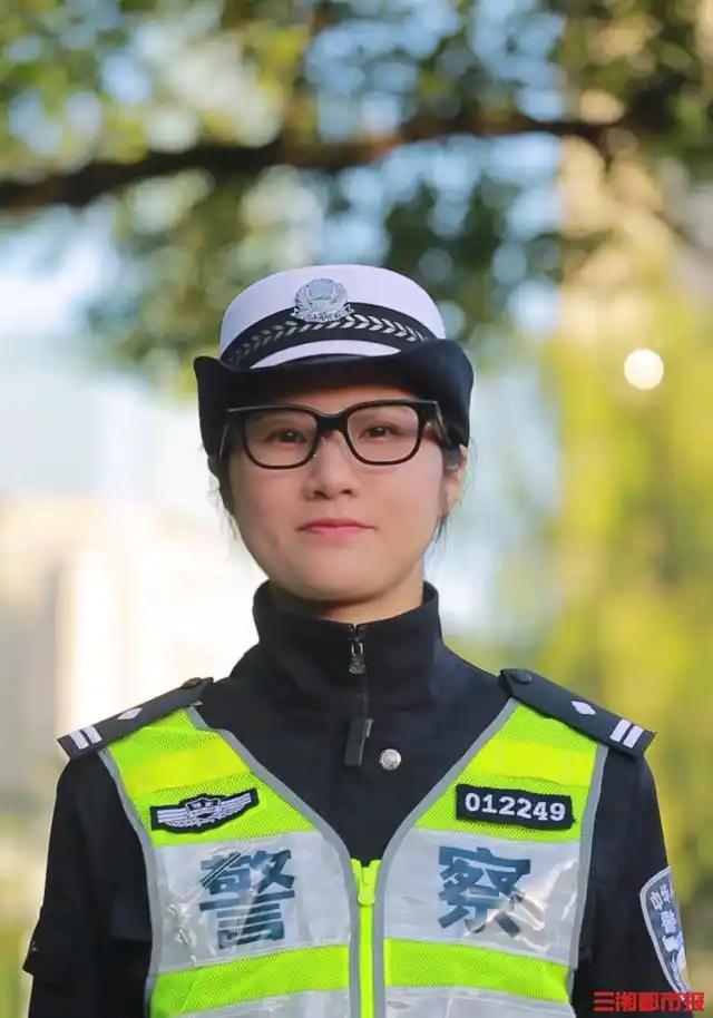 科技赋能未来，AI眼镜引领交通管理新变革  

在这个科技飞速发展的时代，人工智