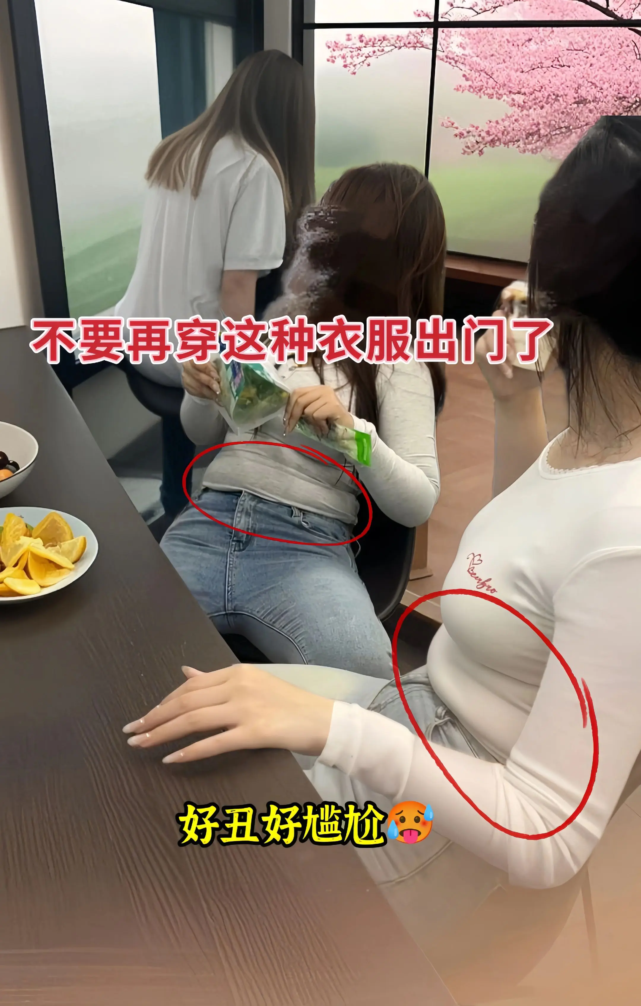 宝子们，春天到了，快把这两件套焊在身上！不规则马甲巨有设计感，穿上秒变...