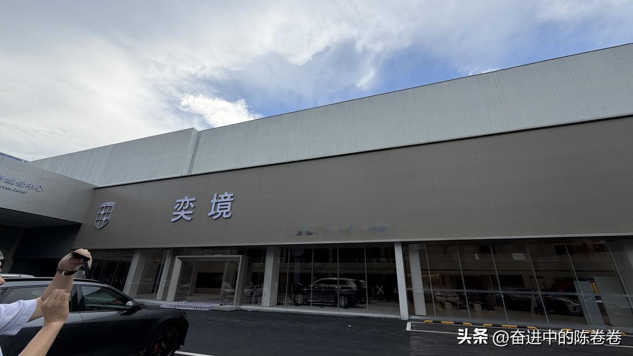 一下子开两家店的老板是不是很有钱？这种品牌能够活多久？