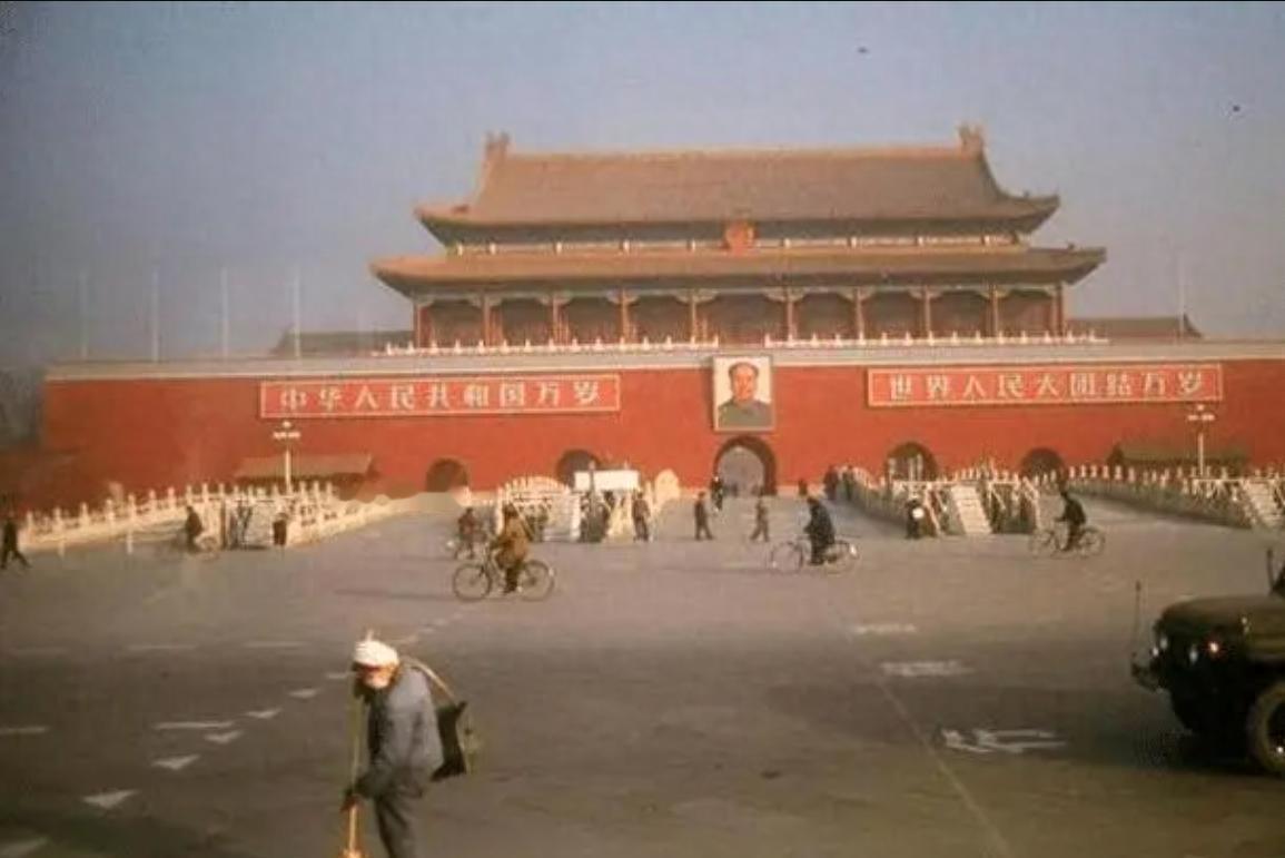 你是否见过上世纪四十年代荒草丛生、残破不堪的天安门？那时还曾悬挂过蒋介石照片
1