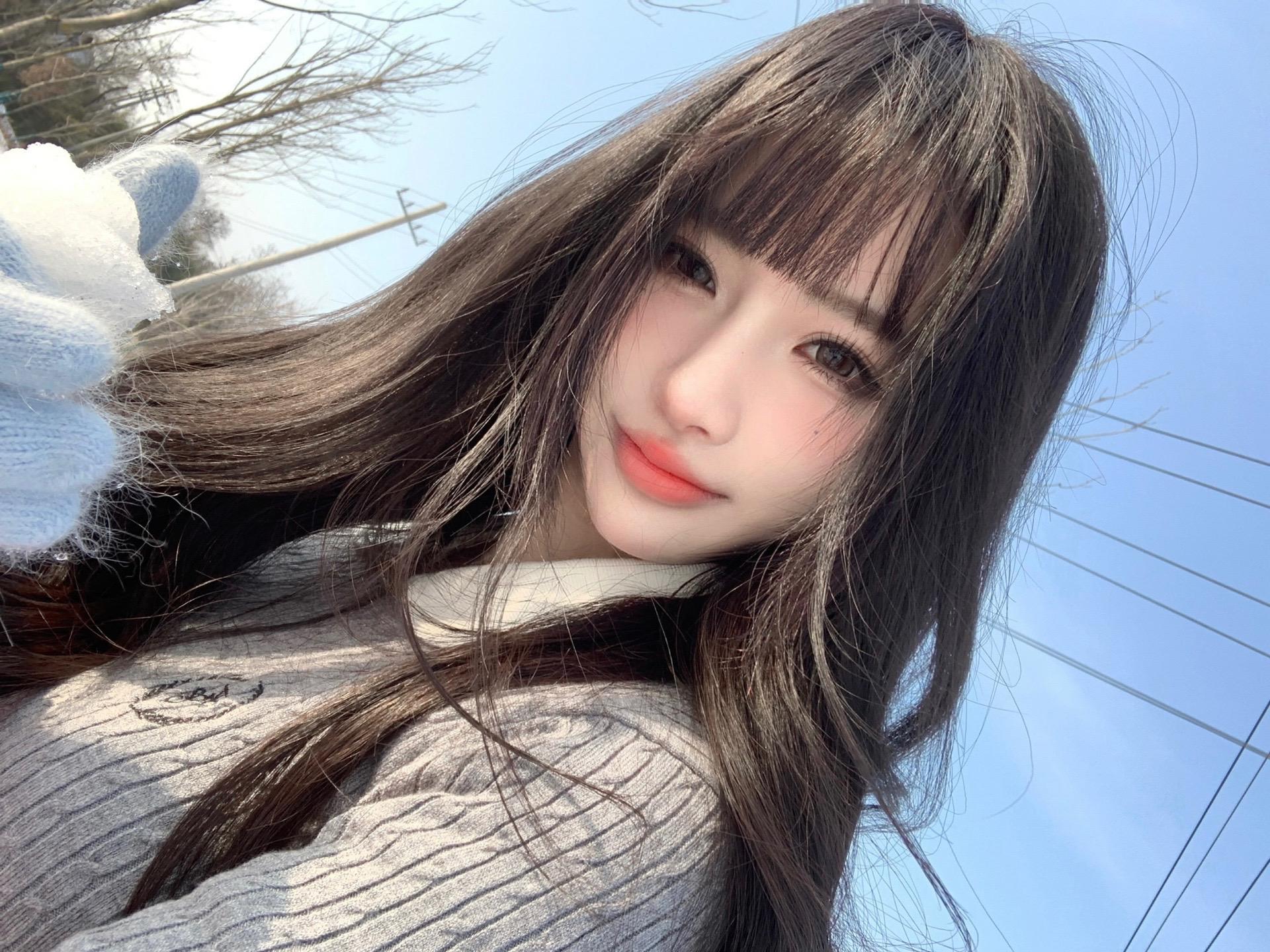 而你却靠近了  逼我们视线交错。