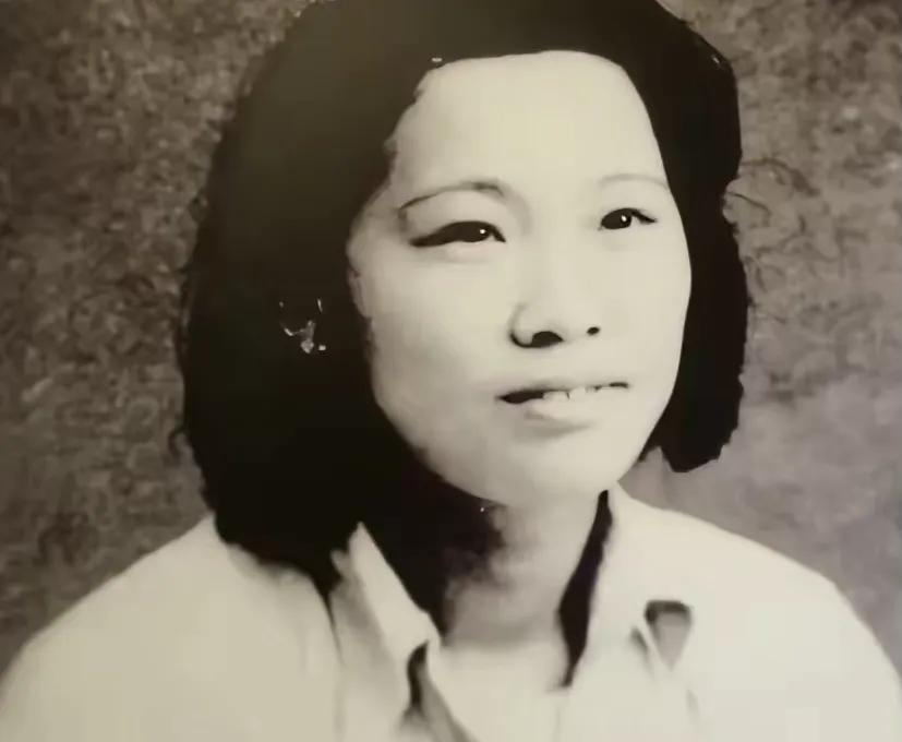 1950年，解放军连长转业回家，可在登上火车的时候，他却发现一个衣衫褴褛的女乞丐