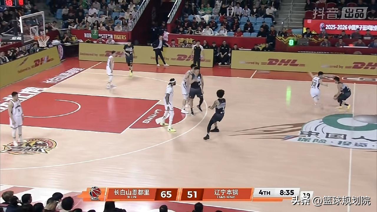 果然是战术大师乌戈，这换人自己球员都不知道咋打！

辽宁男篮客场挑战吉林的比赛，