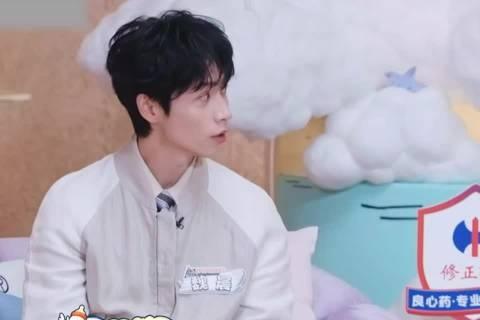 这哪是吐槽，这是魏晨在展示他的"忍者神龟"技能。经纪人说得再密，他都能稳稳接住，