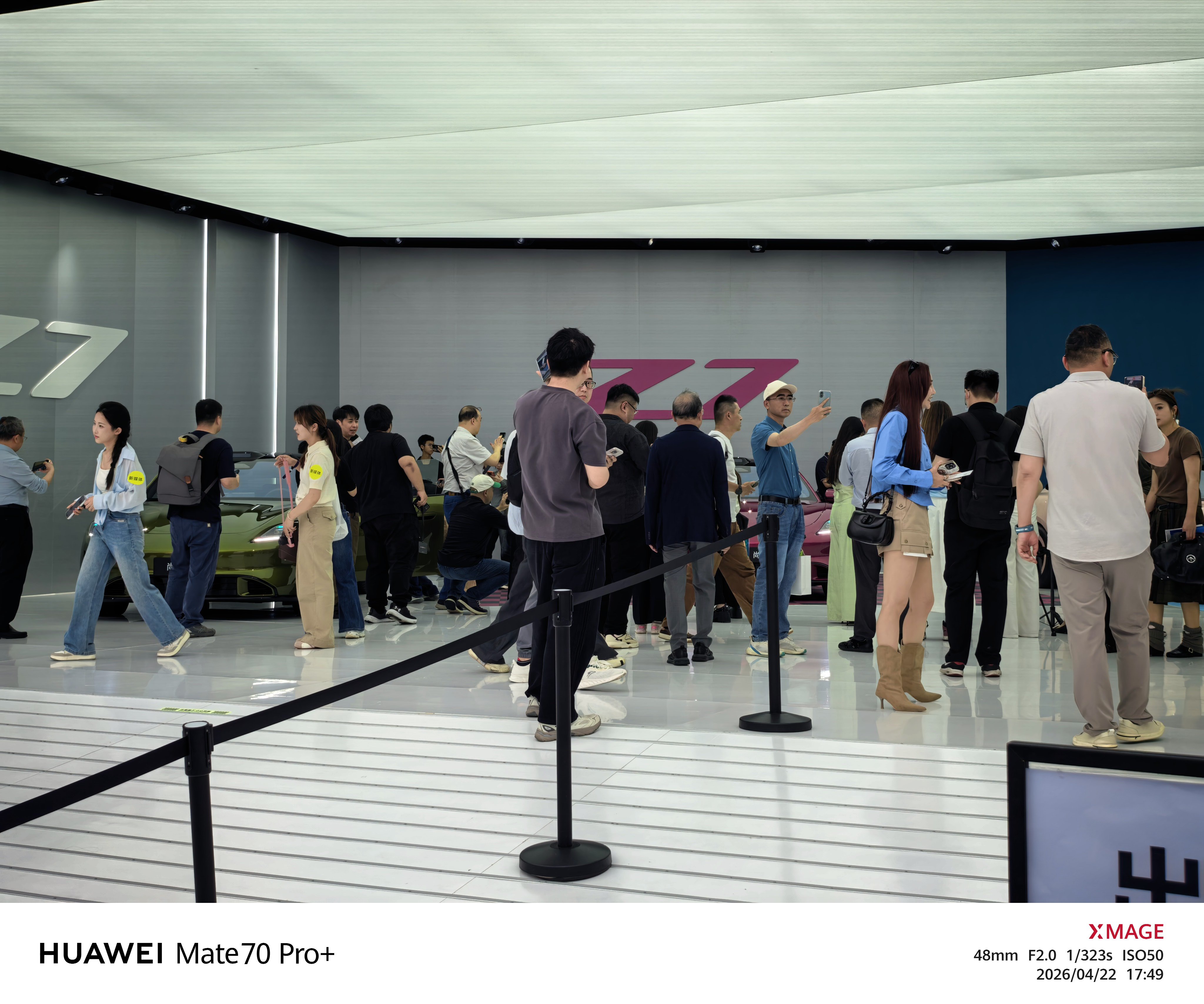 鸿蒙智行春季新品发布会 抵达今晚鸿蒙智行春季新品发布会现场，大家感受一下现场的热