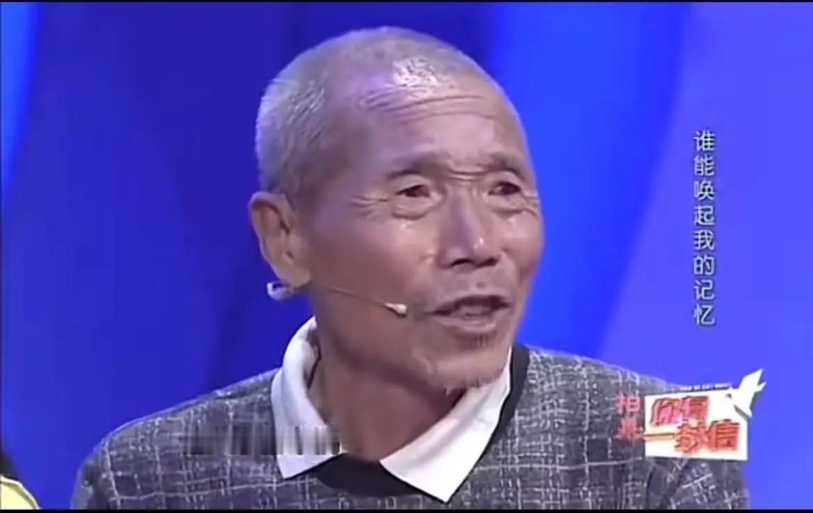 泪目！儿子死后儿媳改嫁，爷爷养不起3个孩子，无奈把最聪明的孙子送人，10年后爷孙