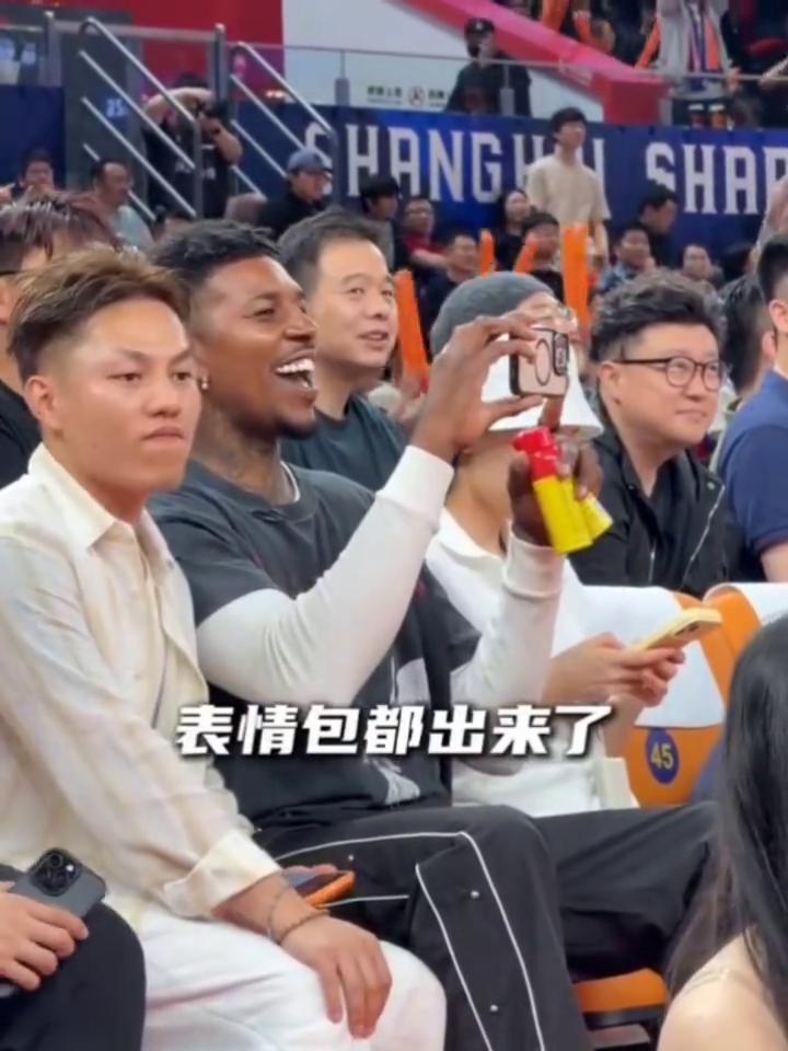 究竟是什么比赛给尼克杨看乐了？表情包都出来了。
NBA对决来了CBA，大白边真太
