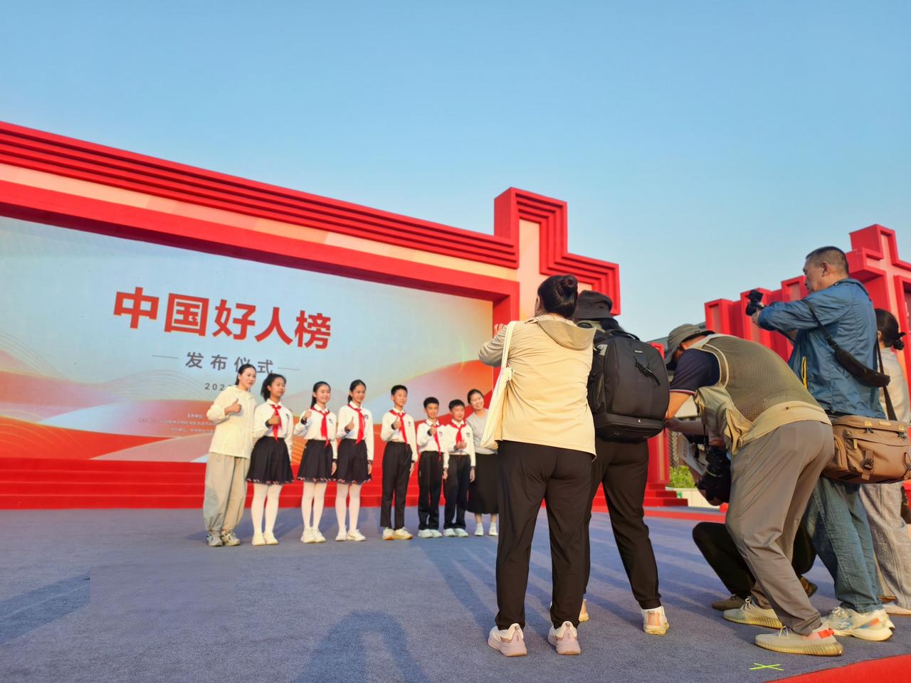 日子没有那么多轰轰烈烈，大多是寻常风景与琐碎小事。看见好人善举心生温暖，遇见山河