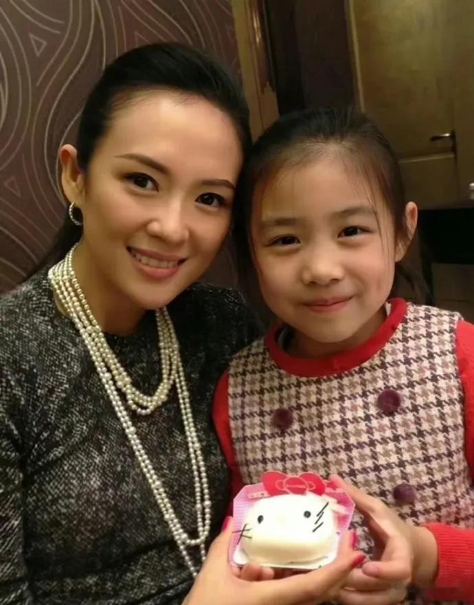 章子怡确实喜欢汪峰的大女儿，
这个做不了假，
从这方面来说，她是个非常合格的妻子