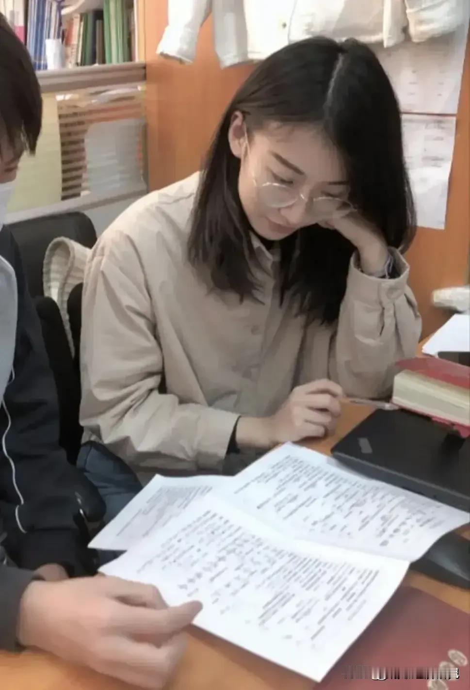 现在这位女老师几乎可以说身败名裂，未来离婚的可能性很大，不知道她以后的路怎么走，