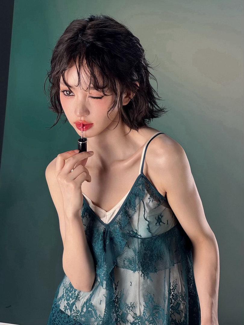 田曦薇破碎野感田曦薇这次好野 田曦薇这次的妆造真的开挂了。短卷发+烟熏+亮唇，甜
