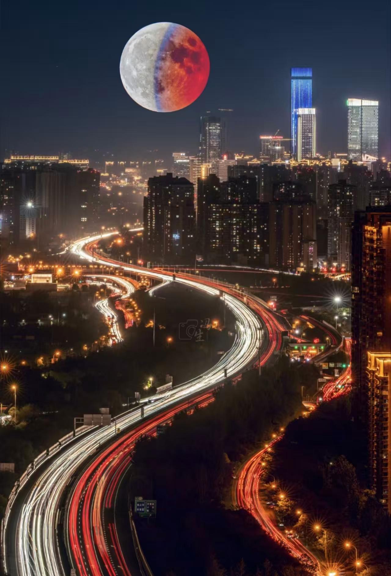 今晚的西安夜色很柔情，农历元宵节遇到绝美月全食，满城的烟花爆竹声，以及无数个孤单