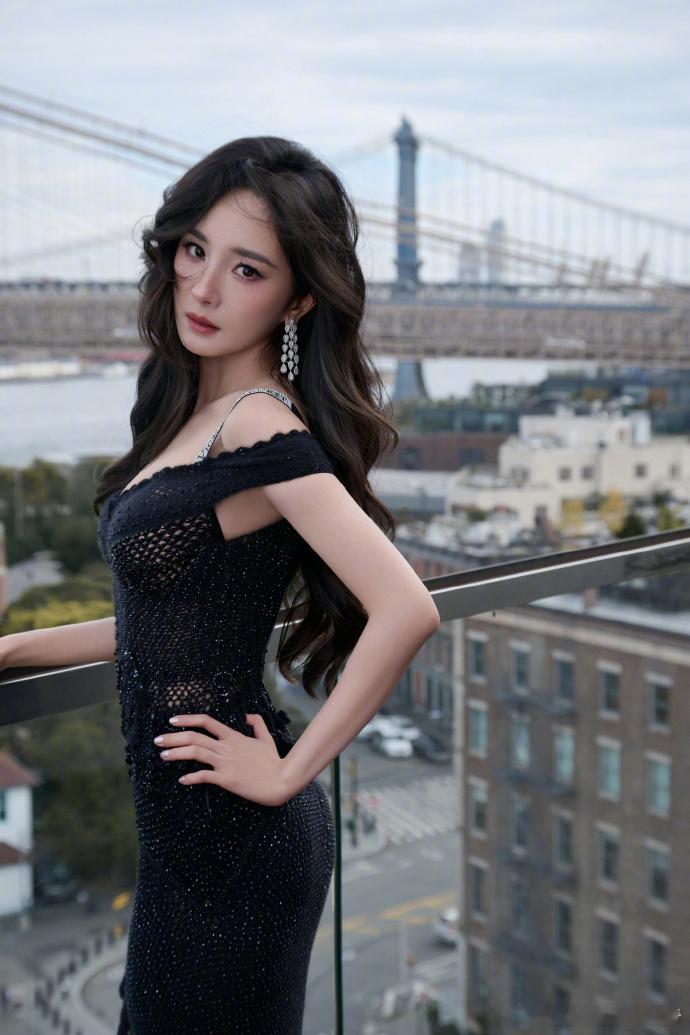 杨幂28个代言内娱女星TOP1杨幂生万物大爆剧红利杨幂 28 个代言领跑内娱女星