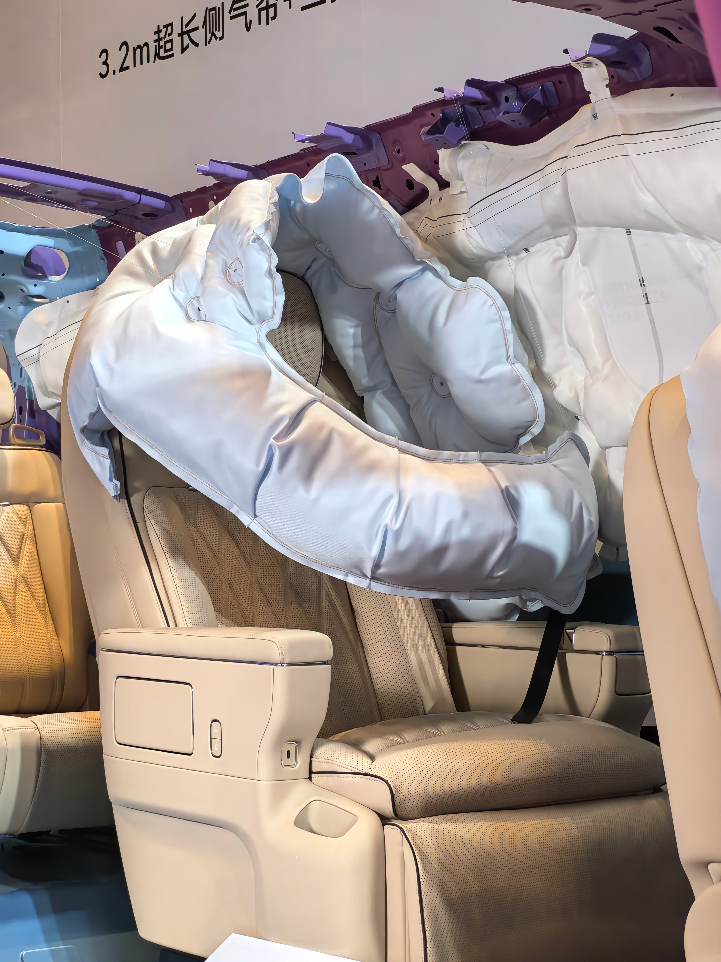 MPV 经常承载的是一整个家庭的出行，此时安全就显得格外重要。作为车内最重要的安