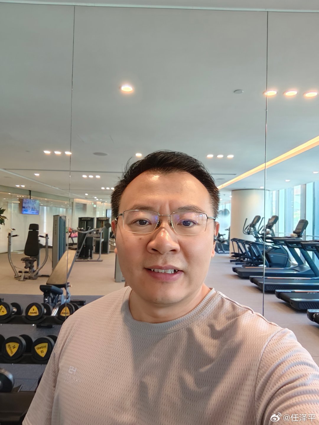 晨跑三公里，两百个俯卧撑，卷腹，哑铃，开合跳，正心正念，坚持做长期正确的事，自律