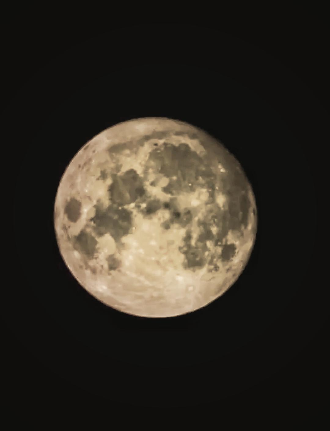 如果一张夜景照片里同时挂着十几个月亮，而且每一个月亮的缺口、颜色和亮度都不一样，