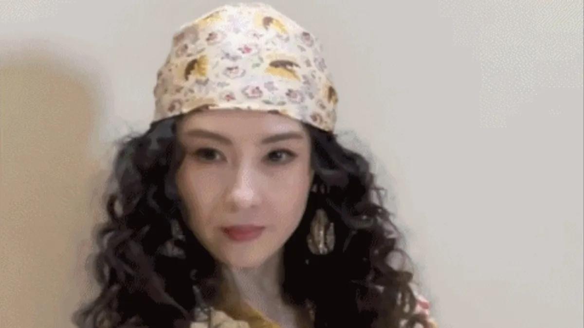 44岁的张柏芝近日曝光了一组令人惊艳的生图，照片中的她以一头浪漫的大波浪卷发搭配